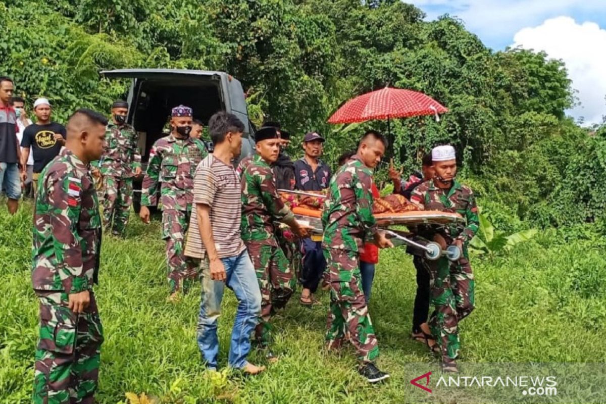 Personel Satgas Pamtas Mahulu bantu makamkan korban tenggelam