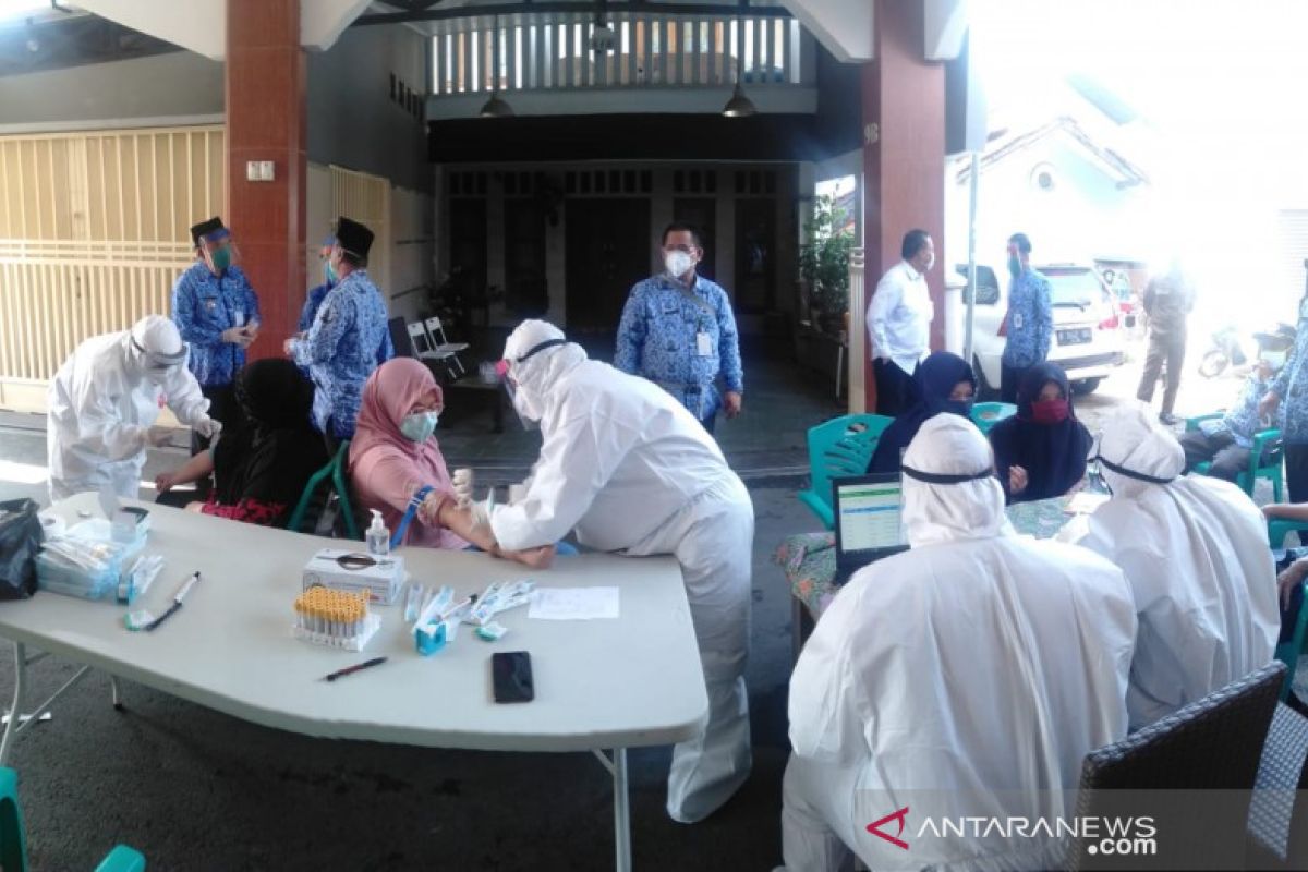 Pemkot Tangerang gelar tes cepat  di RW zona merah antisipasi penyebaran COVID-19