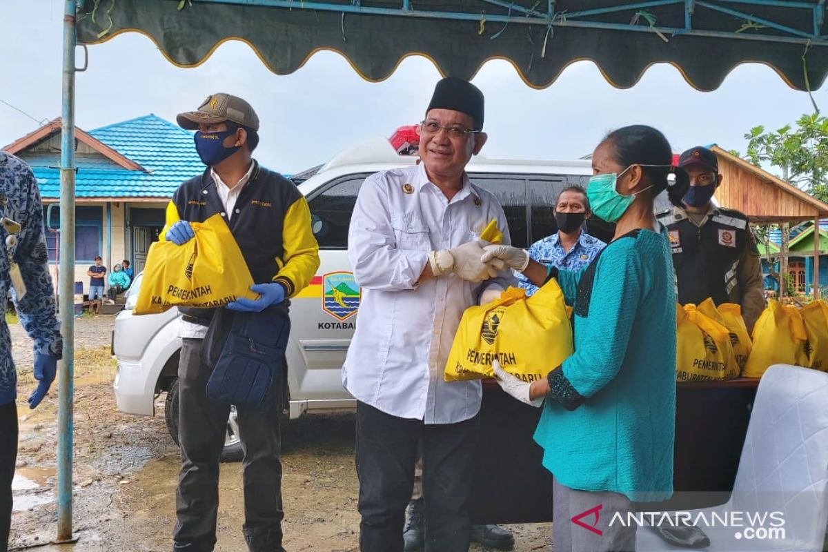 Bupati serahkan bantuan bagi warga  terdampak COVID-19 di tiga kecamatan