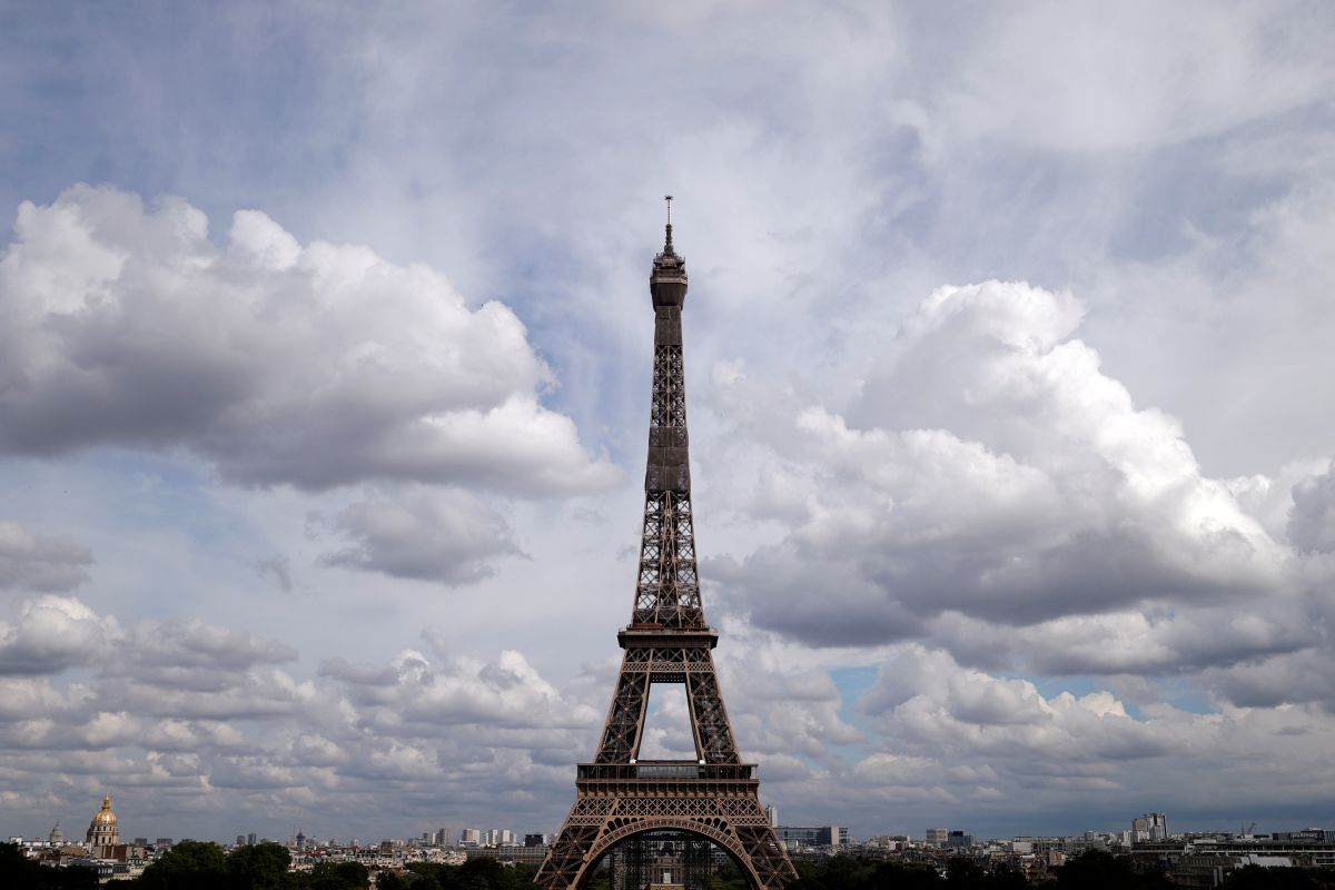 Menara Eiffel dibuka, siap-siap naik tangga