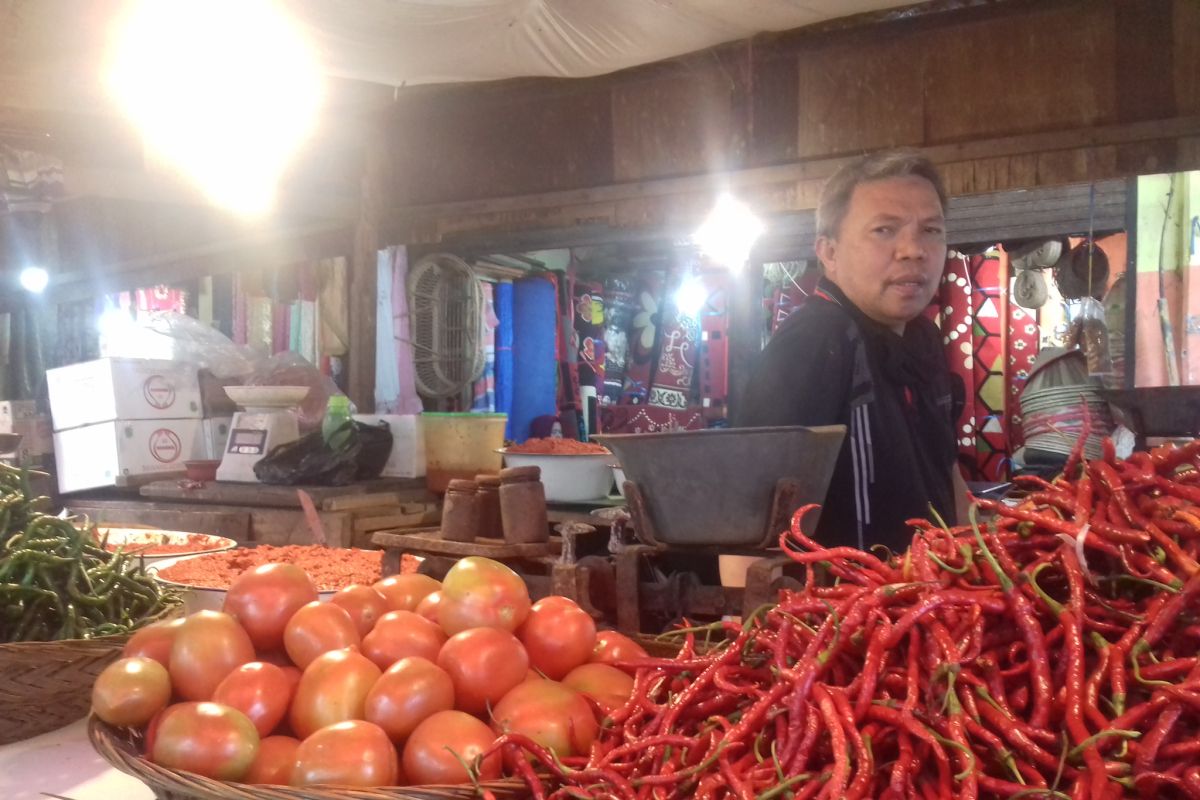 Pedagang Pasar Raya Solok keluhkan rendahnya daya beli masyarakat meski harga sejumlah komoditi sudah turun
