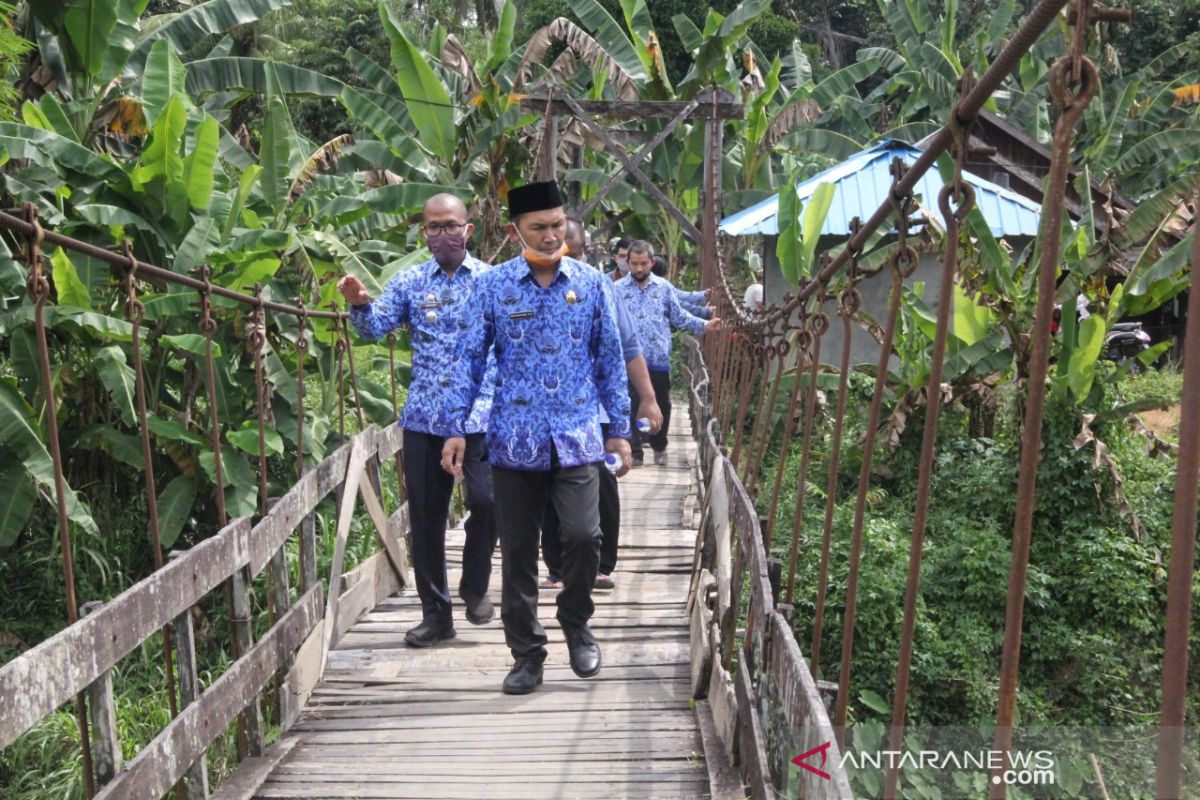 Wabup HST tinjau jembatan gantung dan Tanggul yang longsor di Kecamatan Batara
