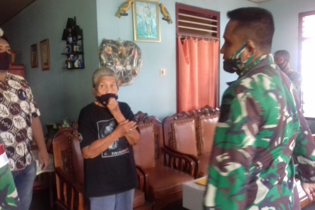 Dandim Sangihe kunjungi pengasuh Ade Irma Nasution, putri pahlawan Jenderal Nasution