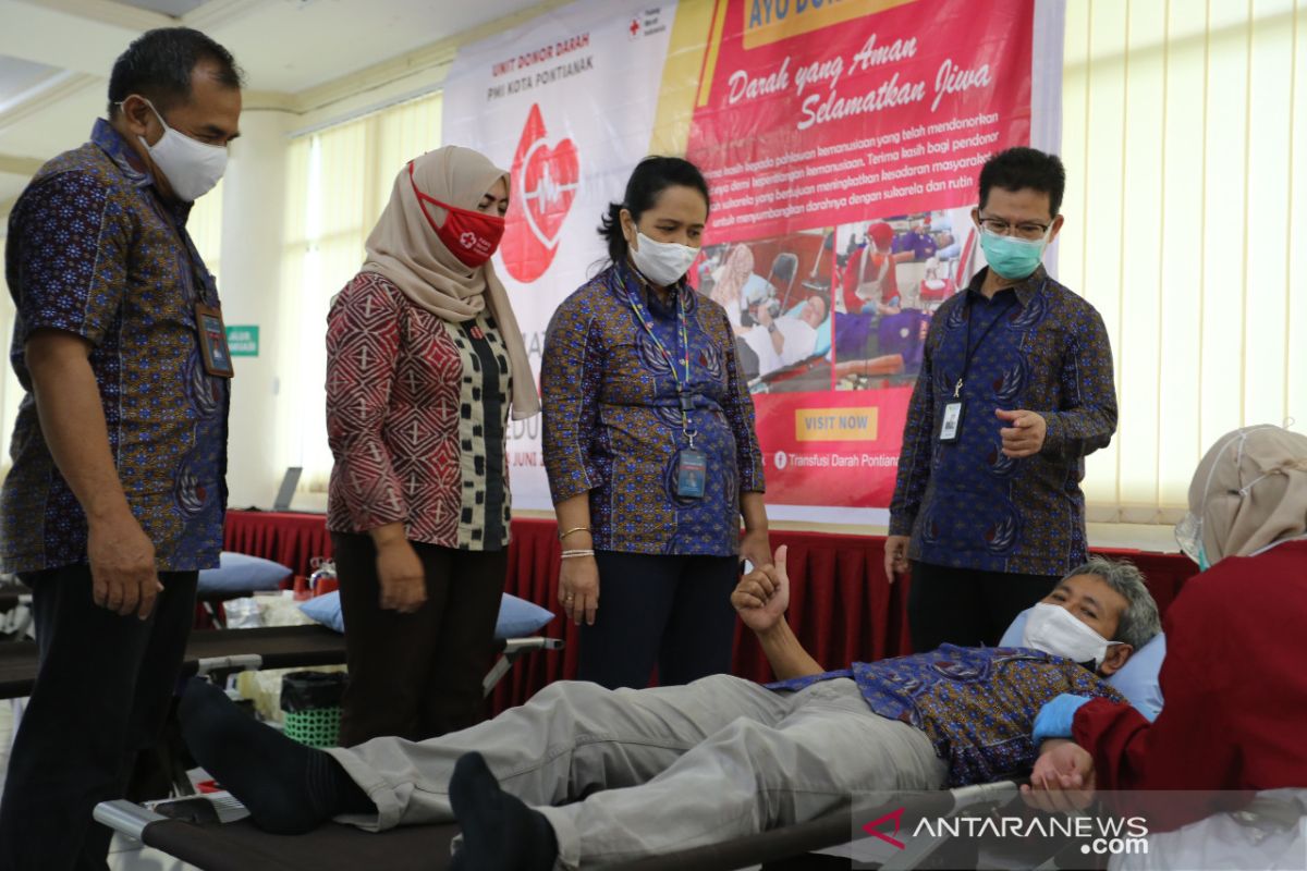 Karyawan PLN Kalbar donor darah jaga stok saat wabah COVID-19