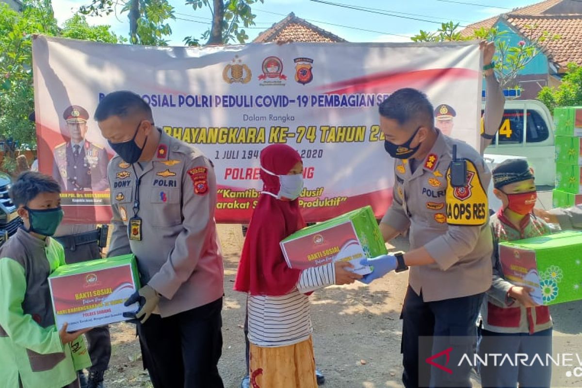 Polres Subang bagi-bagi paket sembako ke panti asuhan