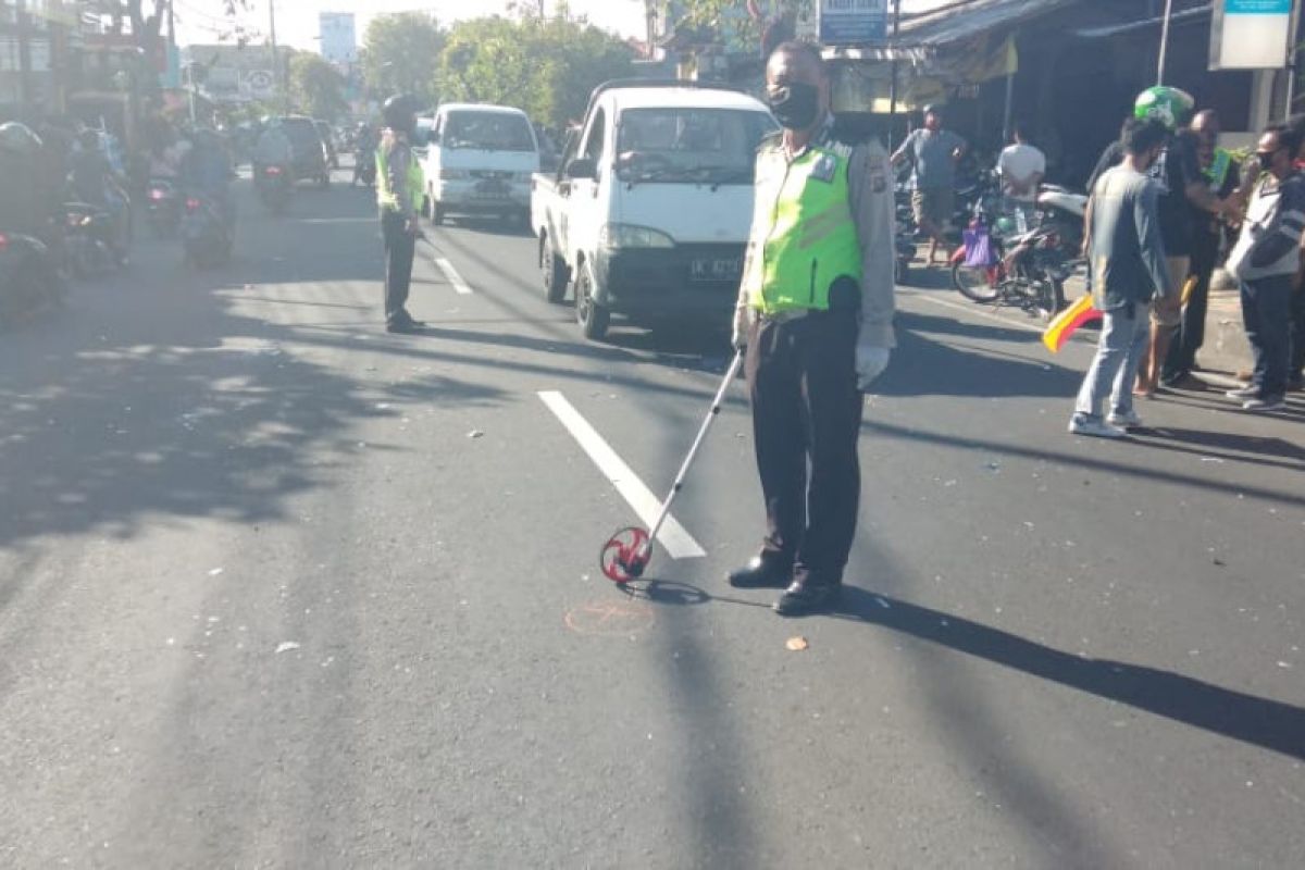 Leher tersangkut benang layangan, pengendara motor usia  61 tahun tewas