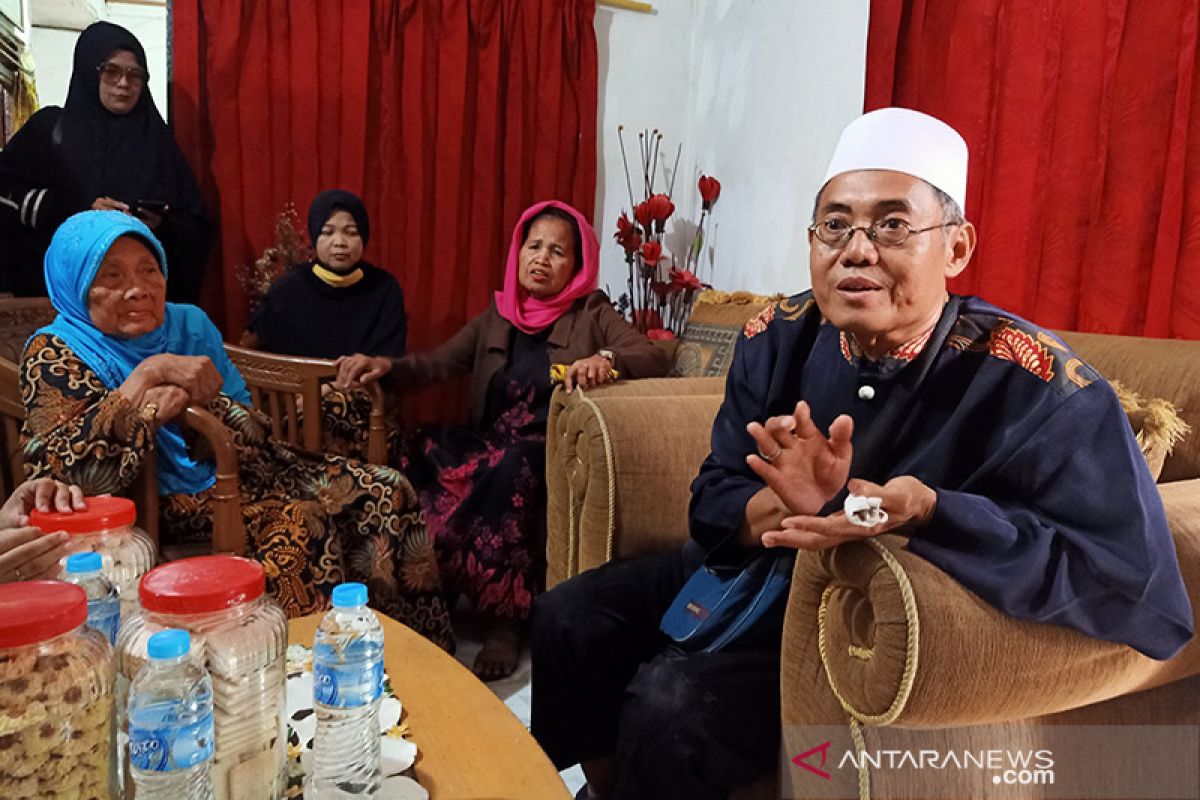 Musyawarah keluarga untuk relokasi makam di jalan umum berjalan alot