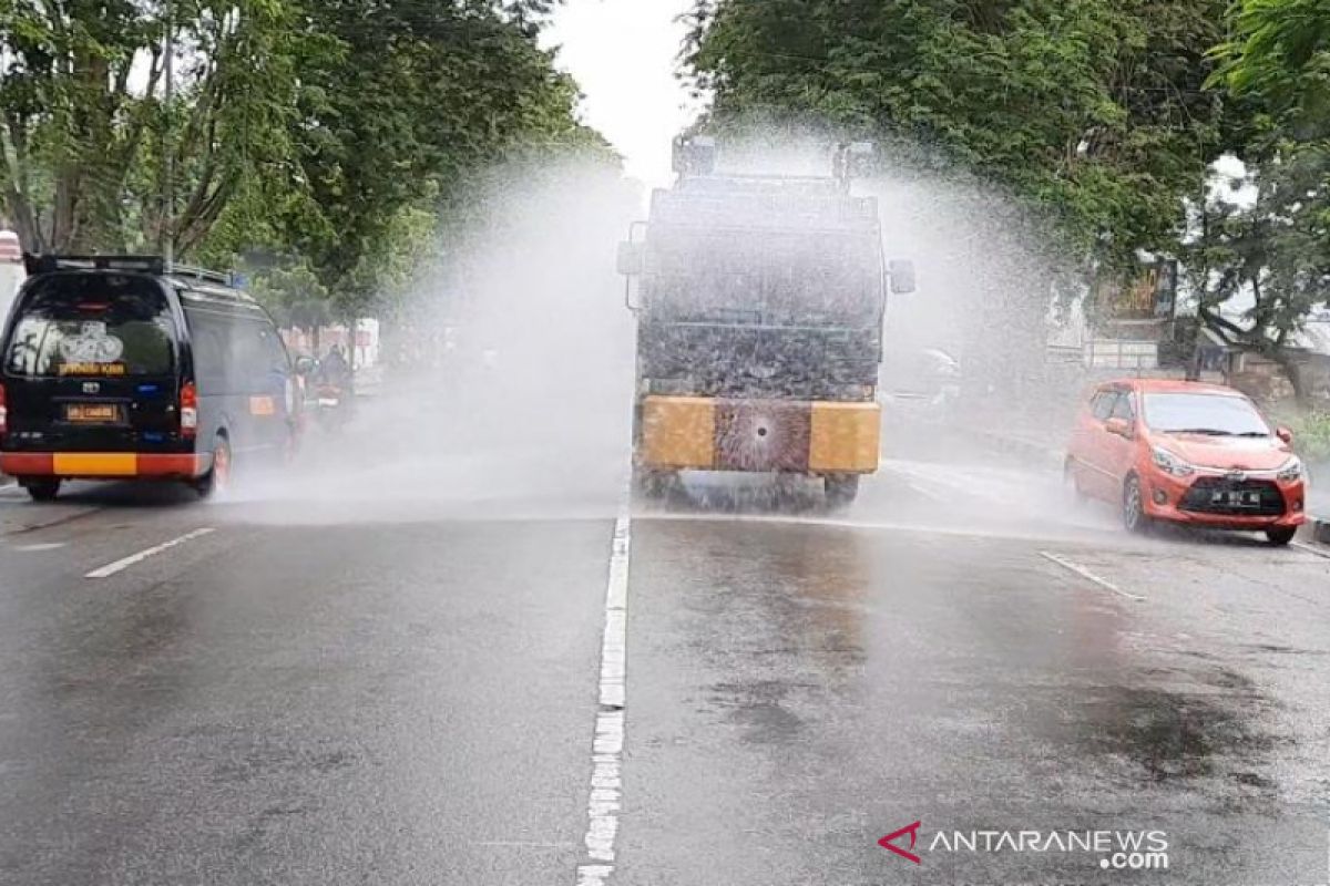 Polda Sulteng kerahkan lima mobil water canon semprot disinfektan di Kota Palu