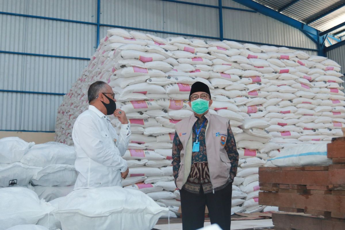 Sambangi gudang Bulog, Gubernur pastikan bantuan JPS siap didistribusikan