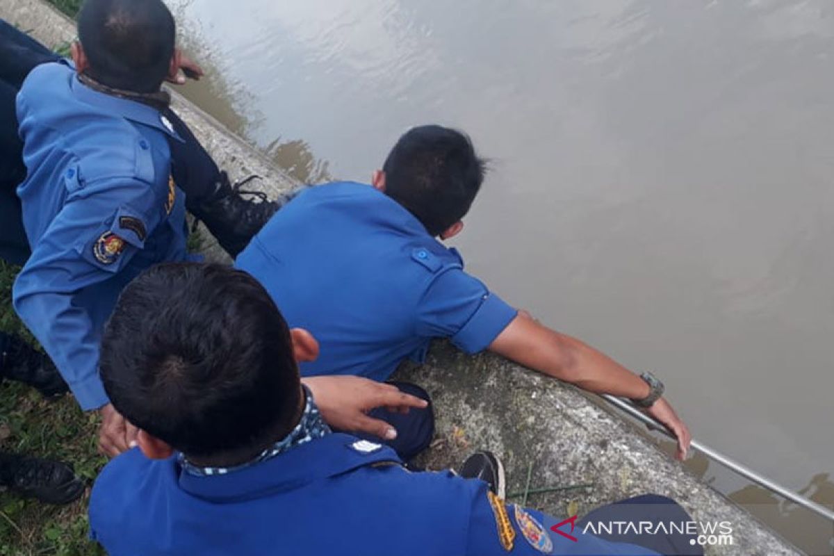 Damkar evakuasi mayat pria yang hanyut di Kalimalang