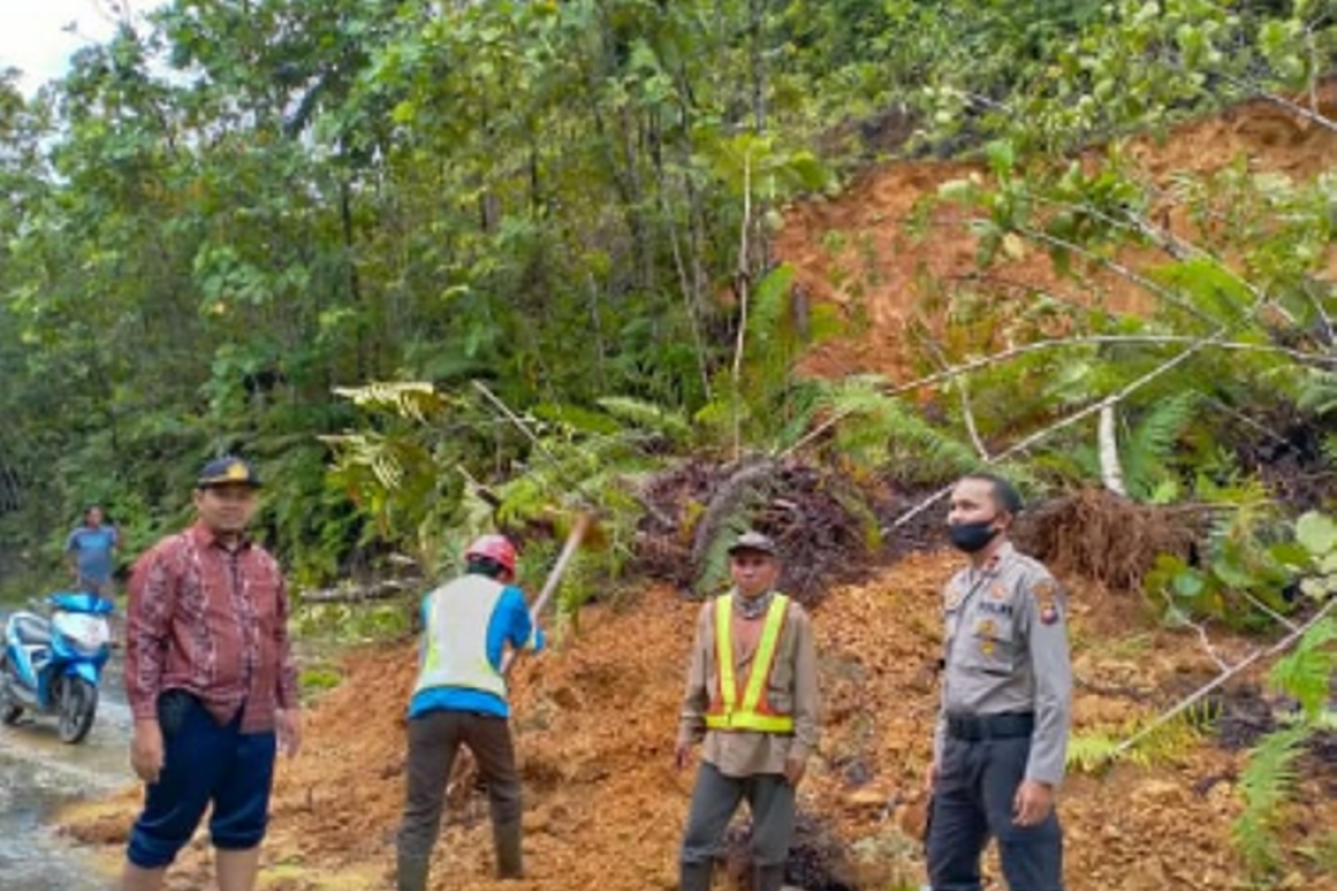 Ruas jalan di perbatasan RI-Malaysia di Bukit Genting Lanjak longsor