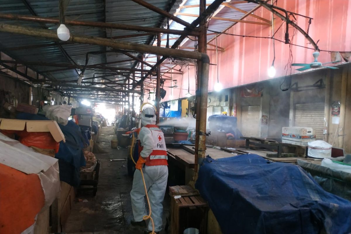 PMI semprot disinfektan lima pasar di Jakarta Selatan