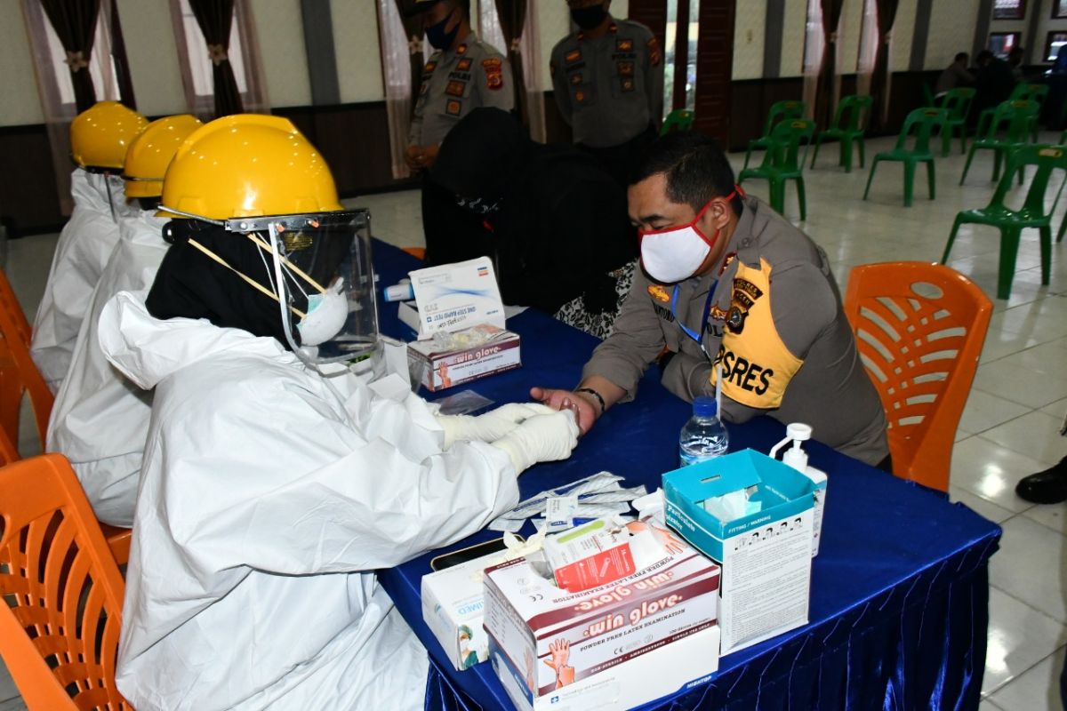 Dukung penerapan new normal, puluhan polisi ikut rapid test