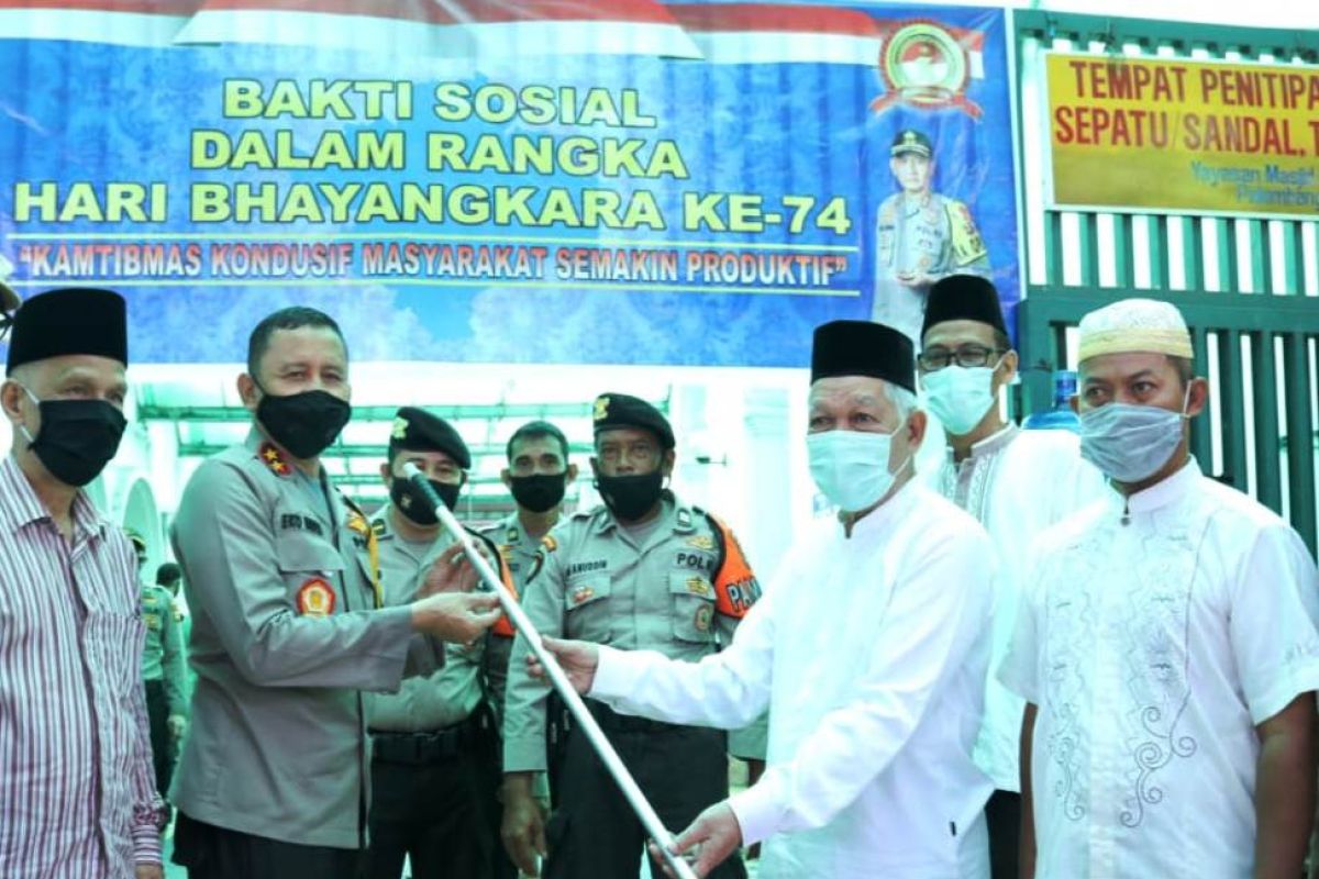 Polda Sumsel turunkan tim kimia Satbrimob bersihkan masjid di Palembang