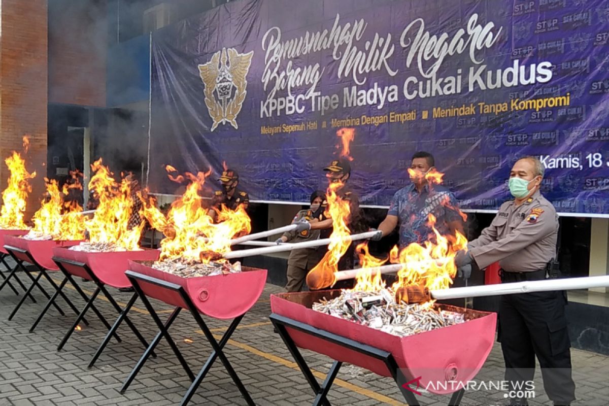 11,9 juta batang rokok ilegal dimusnahkan