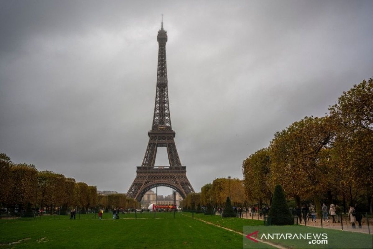 Menara Eiffel dibuka kembali