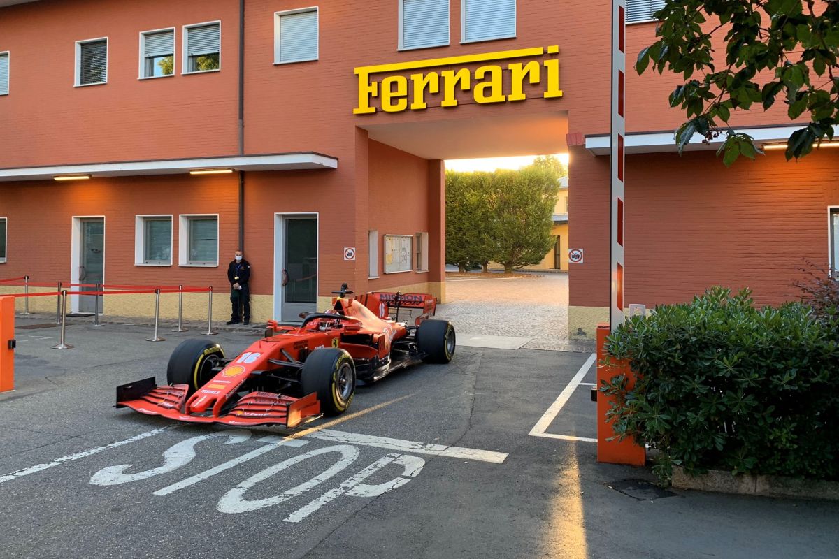 Charles  Leclerc bawa mobil F1 Ferrari di jalanan Maranello