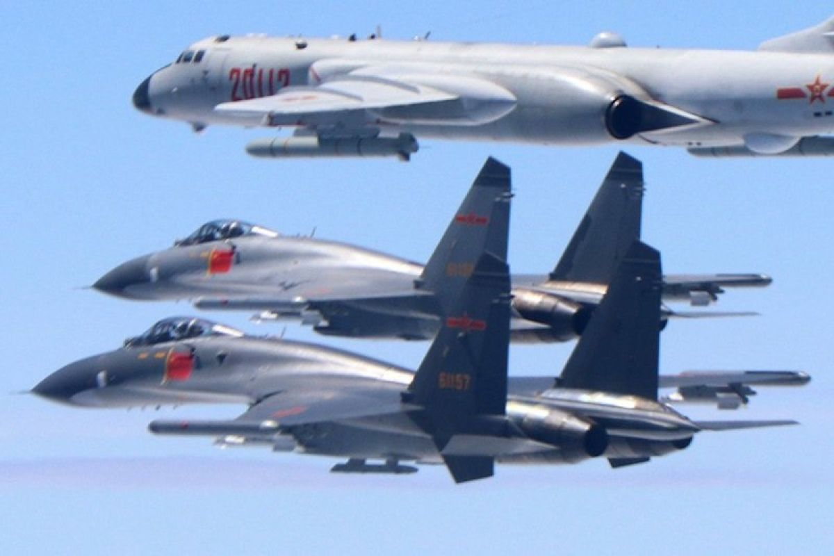 Taiwan melacak dengan rudal  pesawat penyusup China