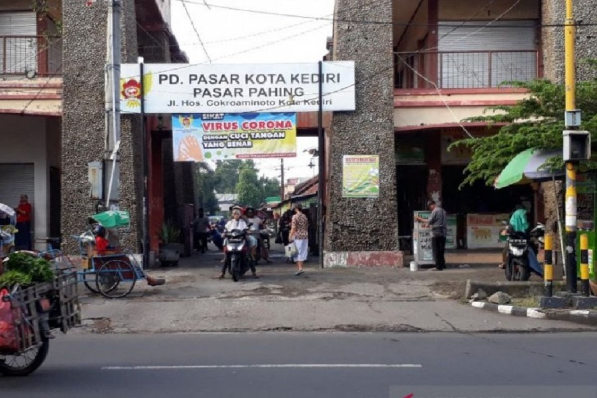 Pengelola pasar tradisional di Kota Kediri bersiap hadapi era normal baru