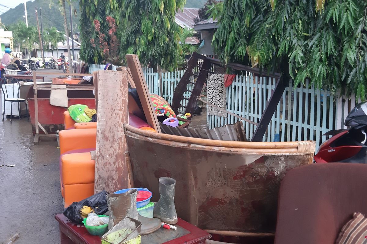 Gubernur Gorontalo pastikan korban banjir menerima bantuan sembako