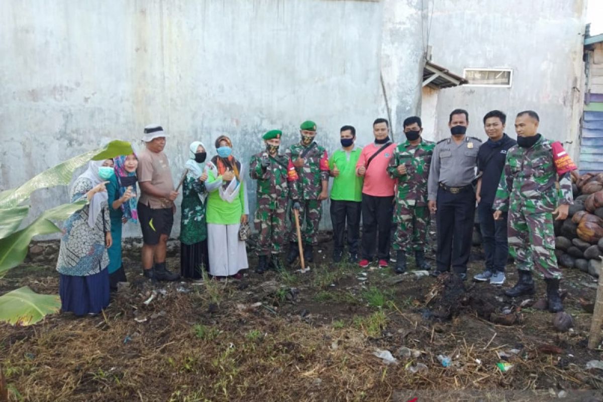 Tim gabungan Dinkes Pasaman Barat gotong royong bersihkan sarang nyamuk antisipasi DBD