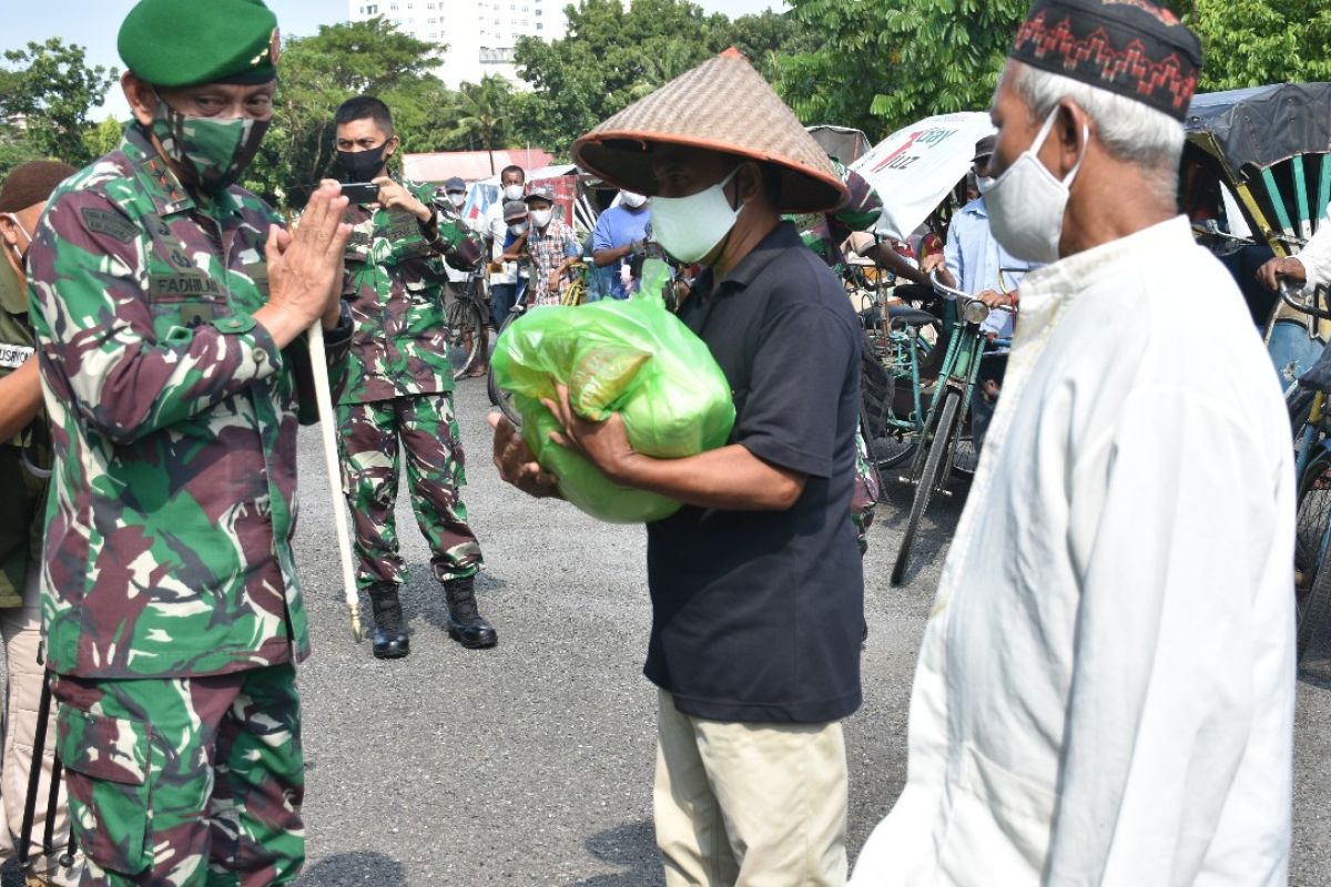 Pangdam I/BB serahkan bantuan sembako kepada penarik becak dan pemulung