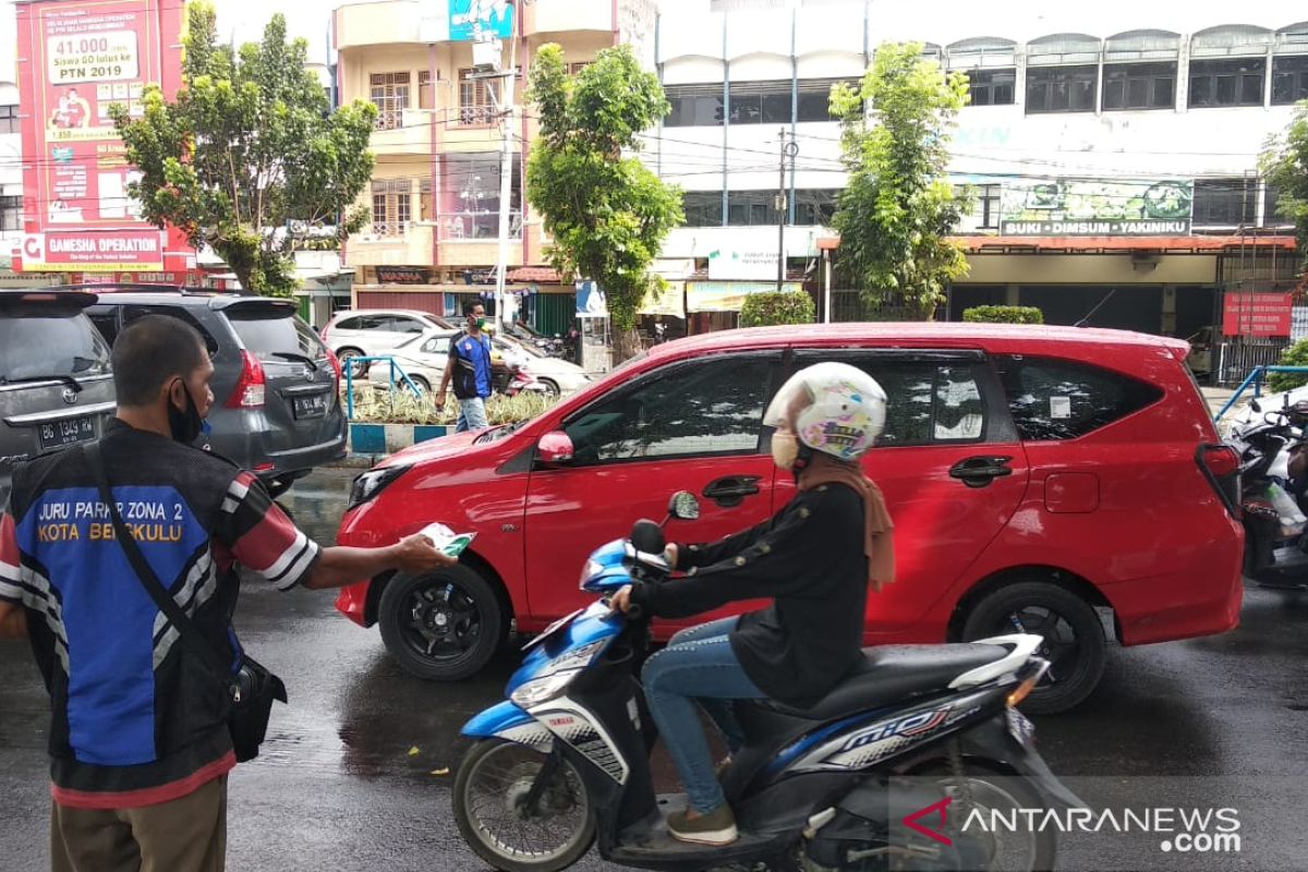 Juru parkir di Bengkulu bagikan 1.000 masker gratis