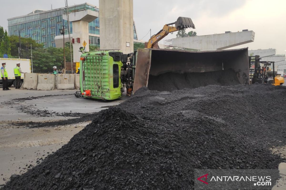 Truk terguling di Cakung bermuatan batu bara