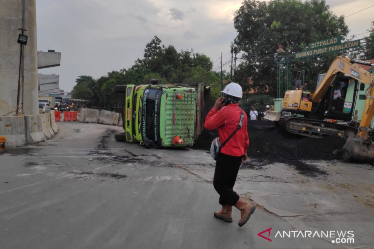 Truk bawa 35 ton  batu bata terguling  di jalan