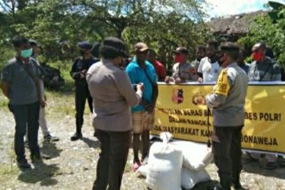 59 kampung di Mamberamo Raya terima bantuan beras Kapolri