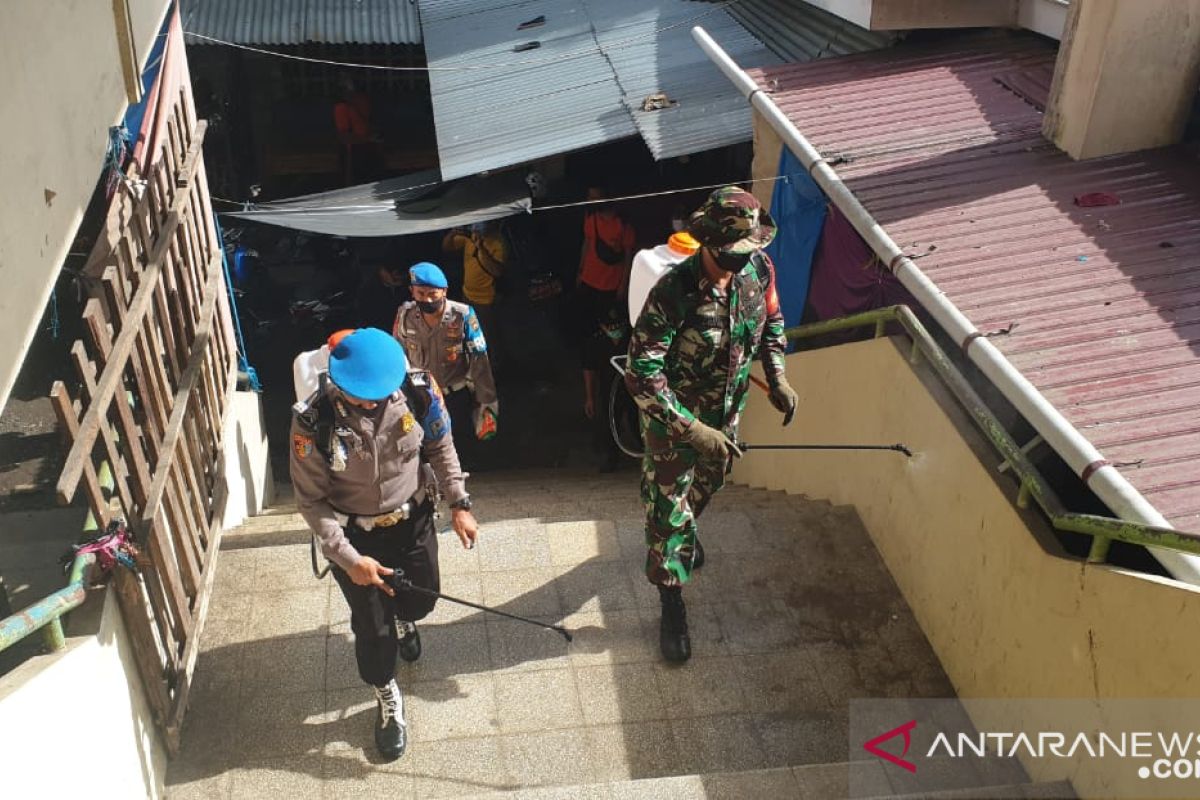 Sambut HUT Bhayangkara tim gabungan lakukan penyemprotan disinfektan