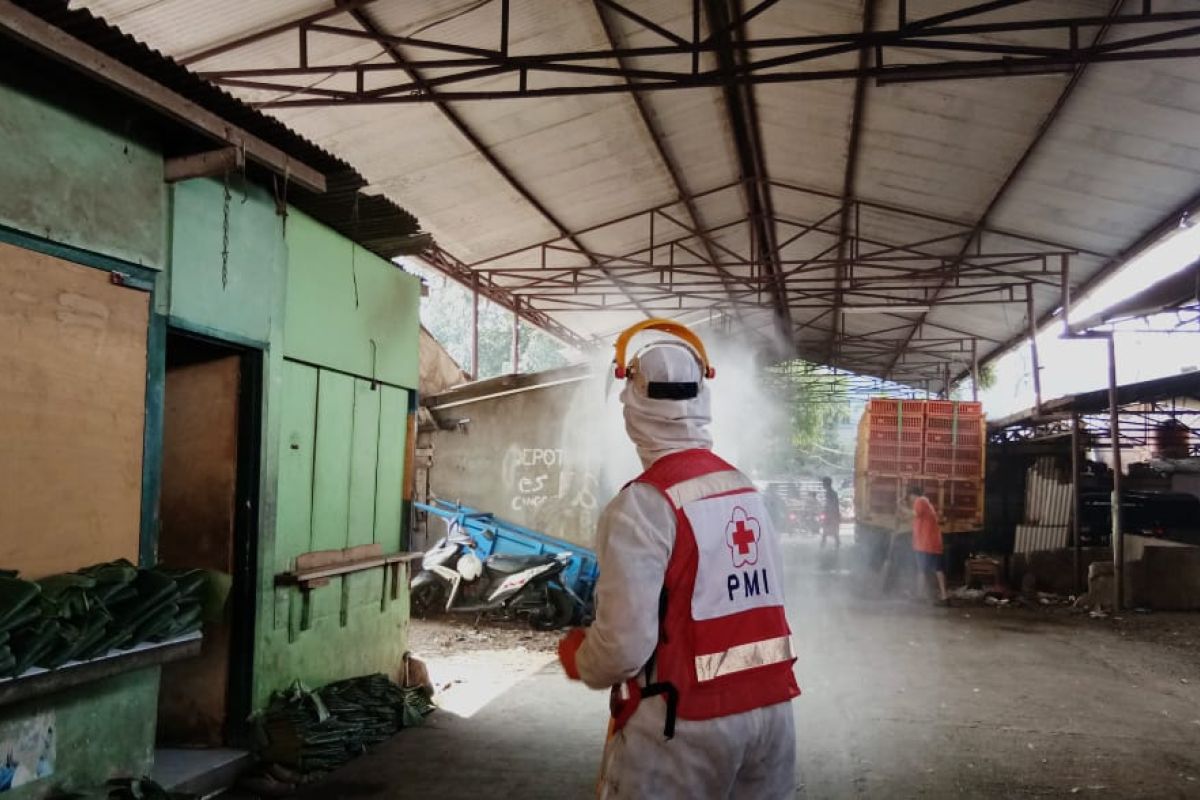 Sepekan, penutupan pasar hingga operasional bus bantuan penumpang KRL