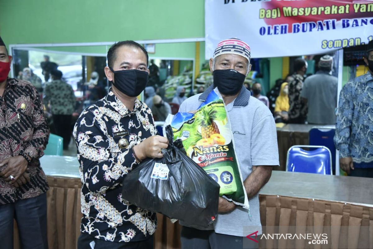 Bupati Bangka, Mulkan salurkan bansos 1.064 paket sembako