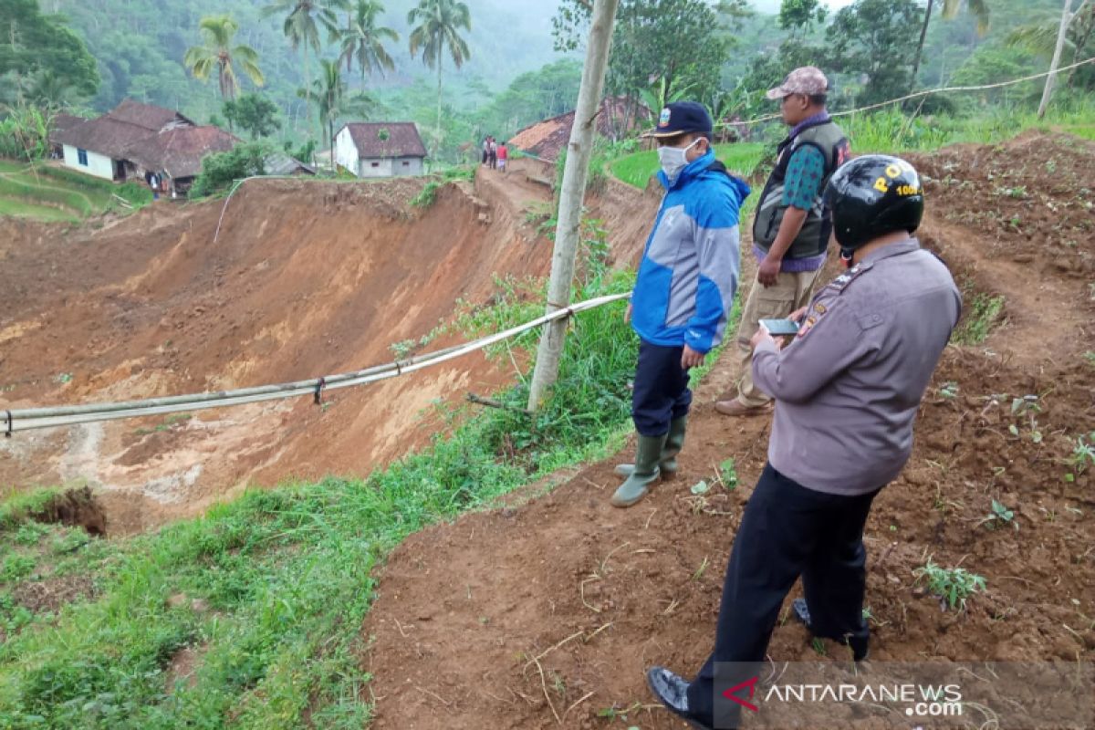 Sembilan rumah warga  terancam bahaya pergerakan tanah di Garut