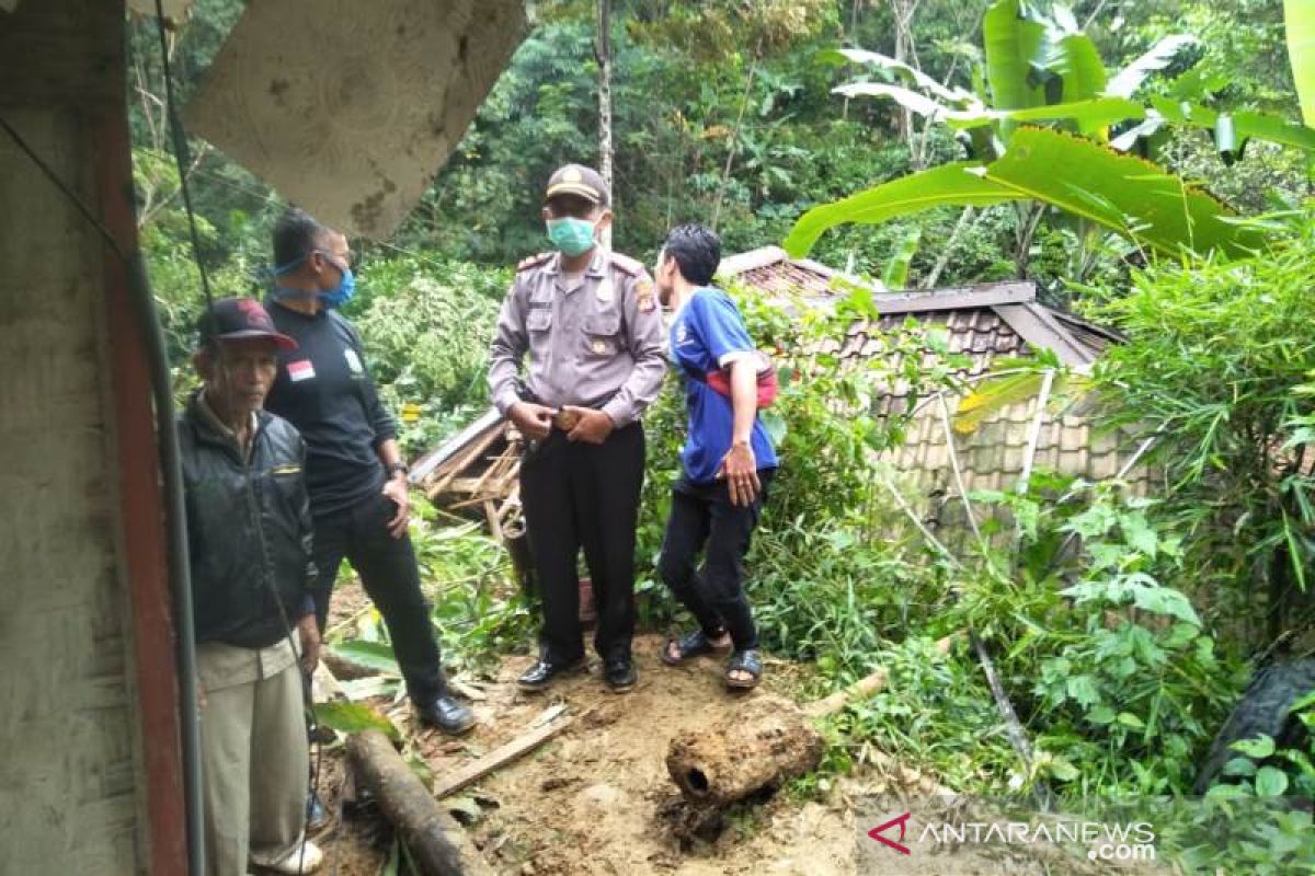 Asyik mencuci, seorang pelajar SD di Lotim tewas tertimbun dinding kolam