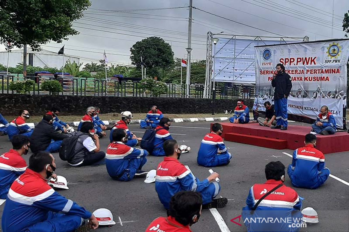 Pekerja Pertamina Cilacap tolak pembentukan "holding" dan "subholding"