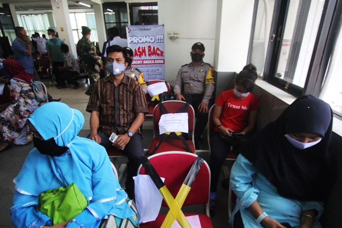 Sejumlah pegawai kelurahan mengantre untuk pengambilan dana bantuan sosial non DTSK di Bank Riau Kepri