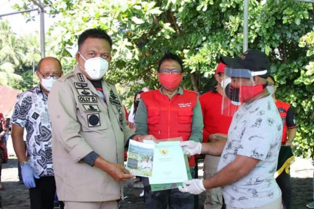 Empat desa di Minahasa menerima sertifikat redistribusi tanah