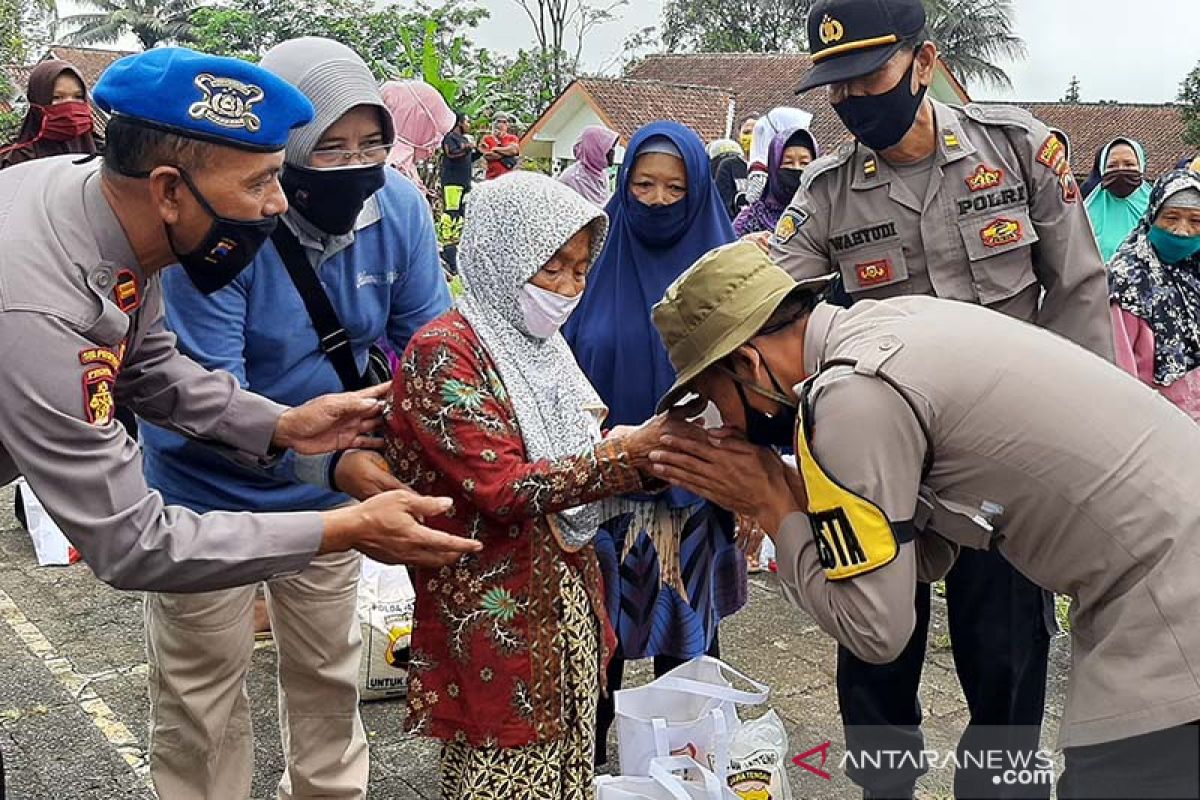 Polresta Banyumas bagikan sembako bagi warga terdampak COVID-19