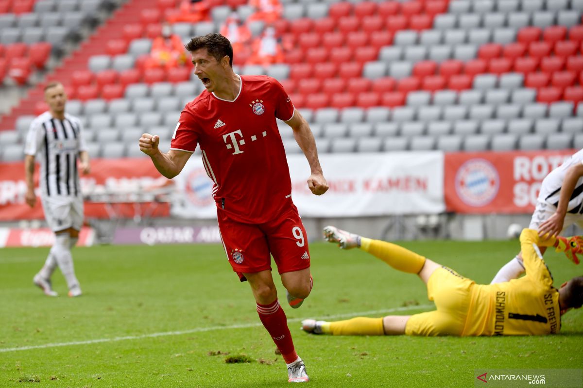 Lewandowski cetak rekor baru saat Bayern tundukkan Freiburg