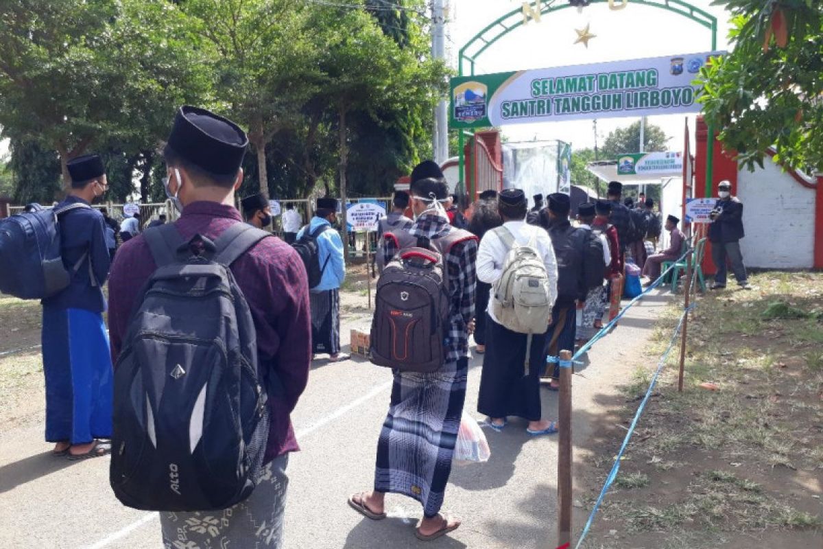 Sebelum kegiatan belajar, ribuan santri Lirboyo Kediri jalani isolasi di pesantren