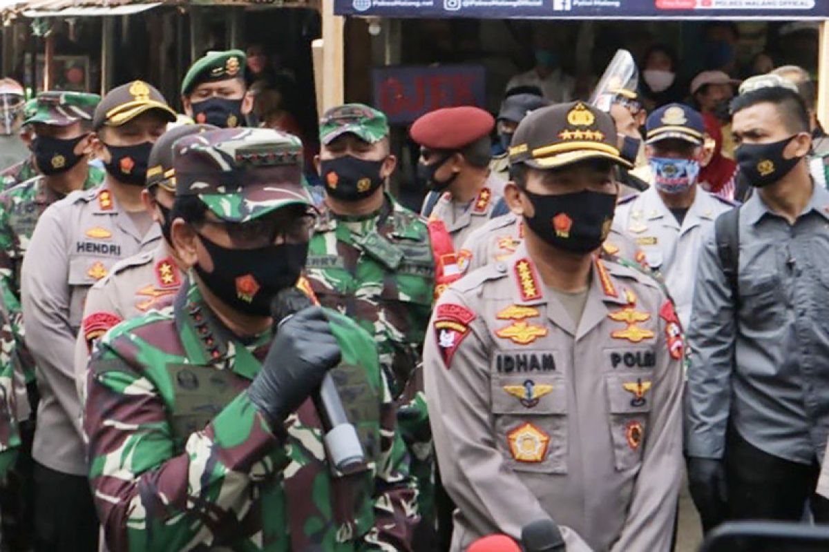 Panglima TNI harapkan masyarakat tetap produktif dan patuhi protokol kesehatan