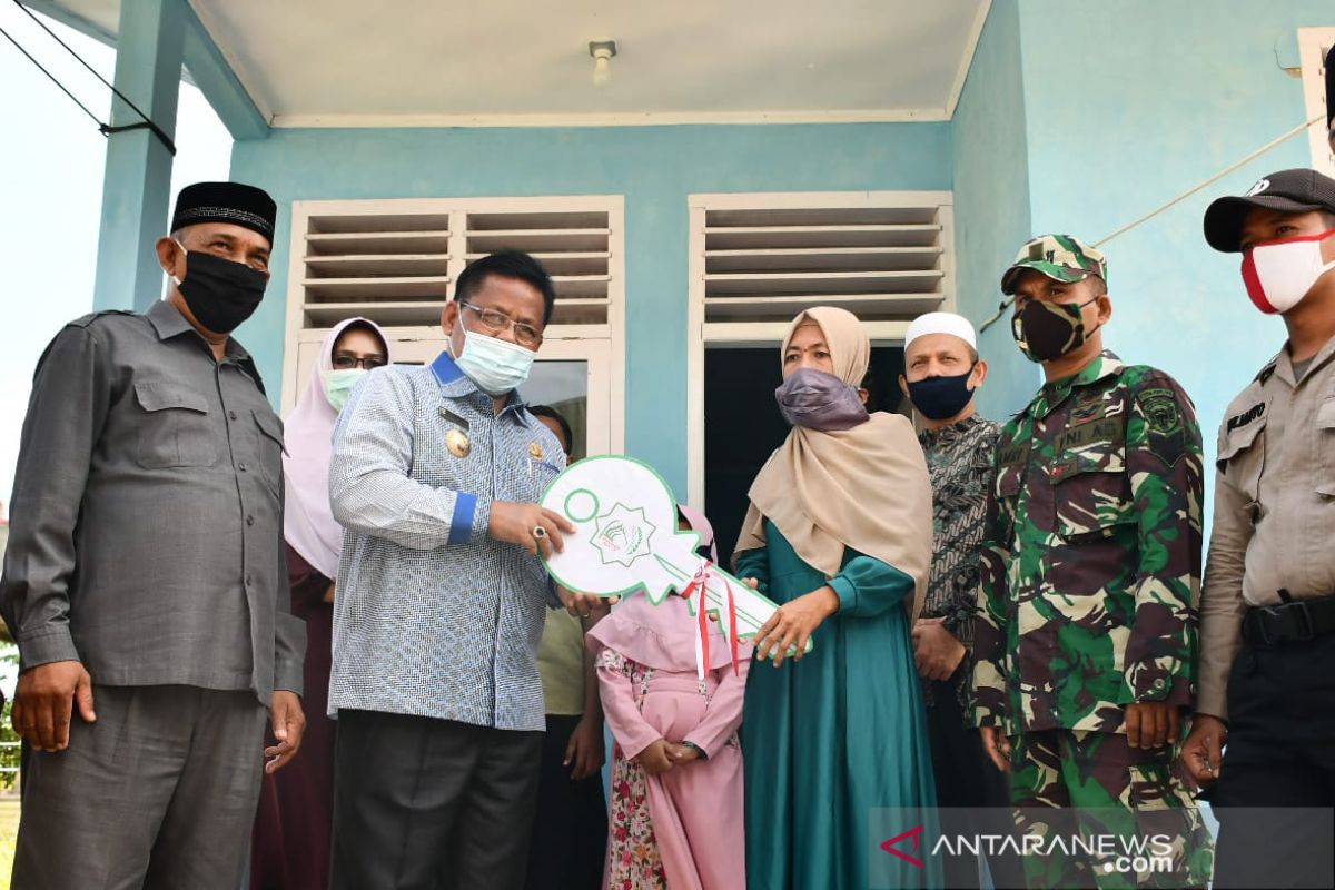 Bantuan rumah duafa, Wali Kota Aminullah serahkan tiga unit ke warga