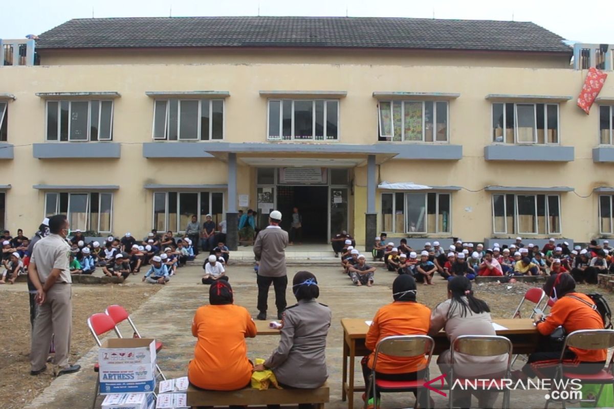 RS Bhayangkara  Polda Jambi bantu vitamin untuk santri pondok pesantren