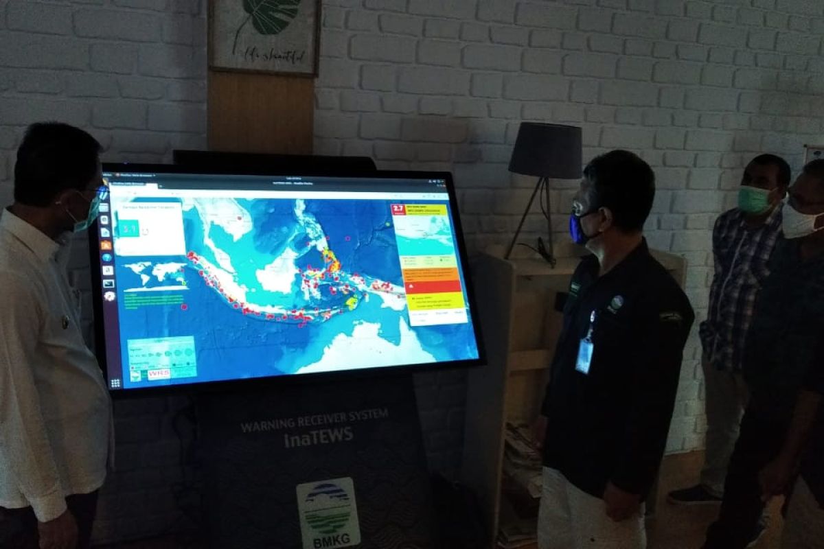 BMKG serahkan alat penyebar informasi gempa WRS NewGen kepada Pemkot Ambon