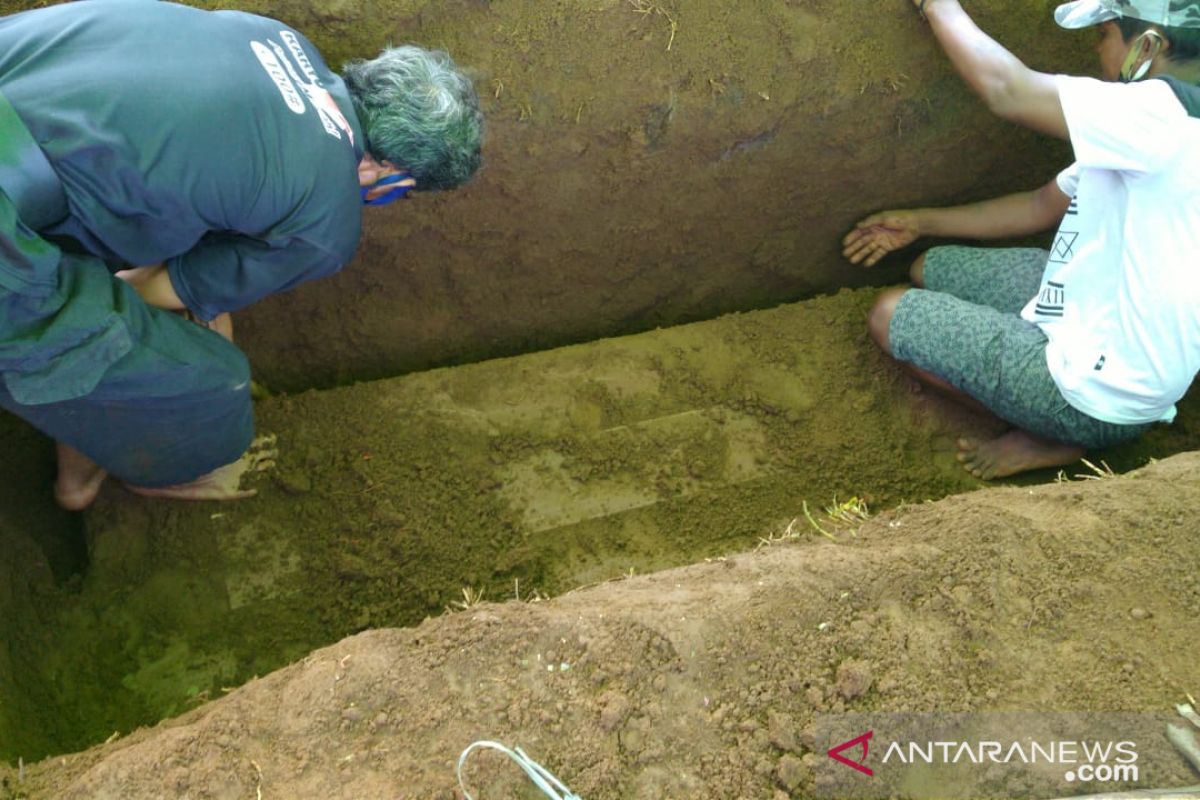 Makam PDP COVID-19 dibongkar pihak keluarga setelah hasil uji negatif