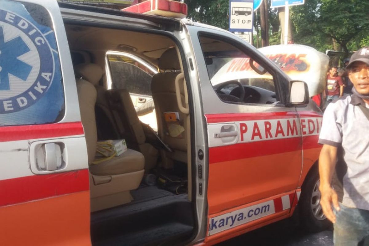 Ambulans ini terbakar, sopir selamat