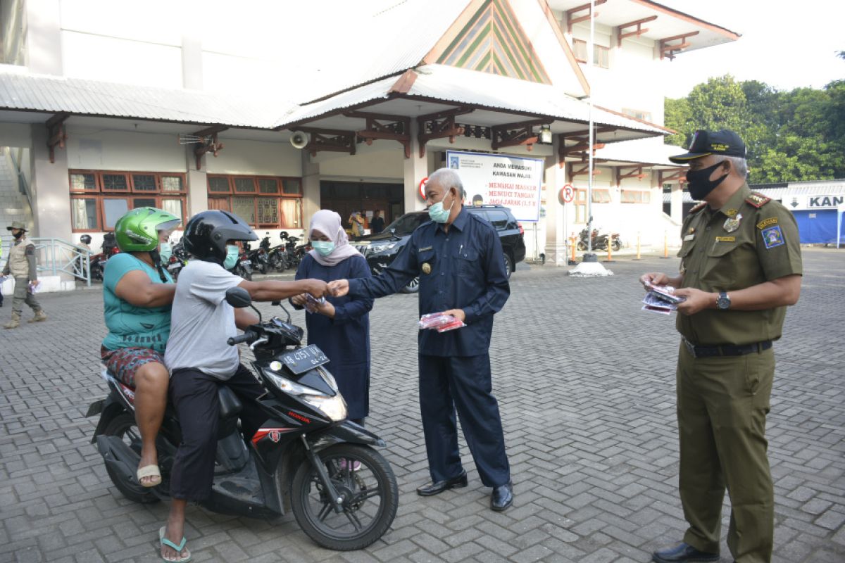 Satpol PP Sleman membagikan 1.000 masker gratis untuk pengguna jalan