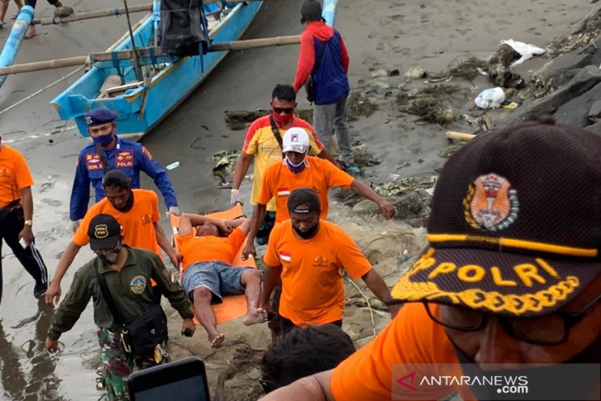 Petugas temukan tiga orang nelayan yang hilang di laut Pangandaran