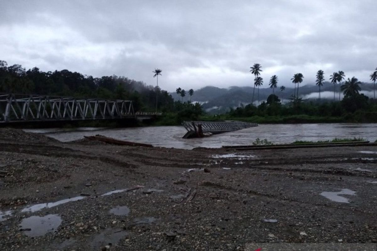 Jembatan Bailey penghubung ruas jalan Trans Seram di Tala terputus diterjang banjir